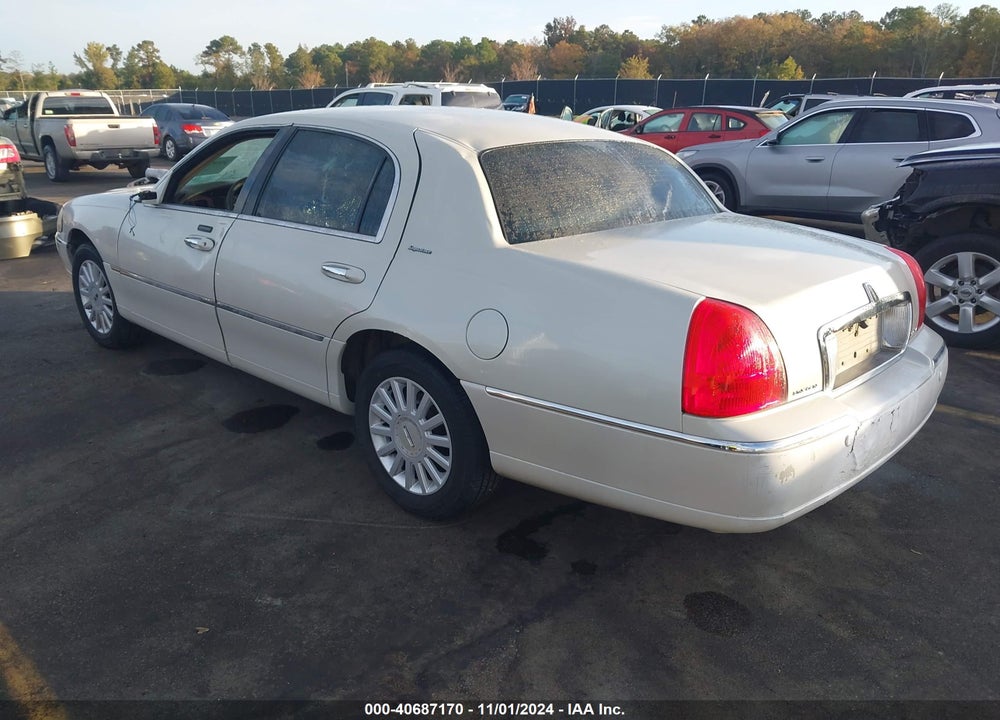 2005 LINCOLN TOWN CAR SIGNATURE VIN: 1LNHM81W35Y647571