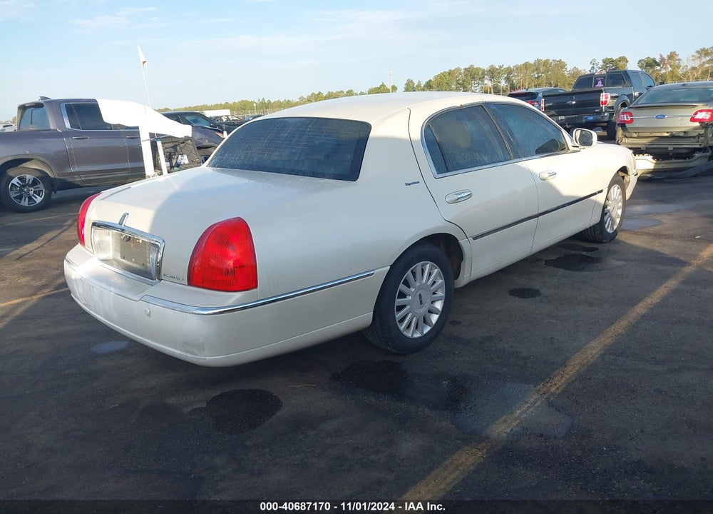 2005 LINCOLN TOWN CAR SIGNATURE VIN: 1LNHM81W35Y647571