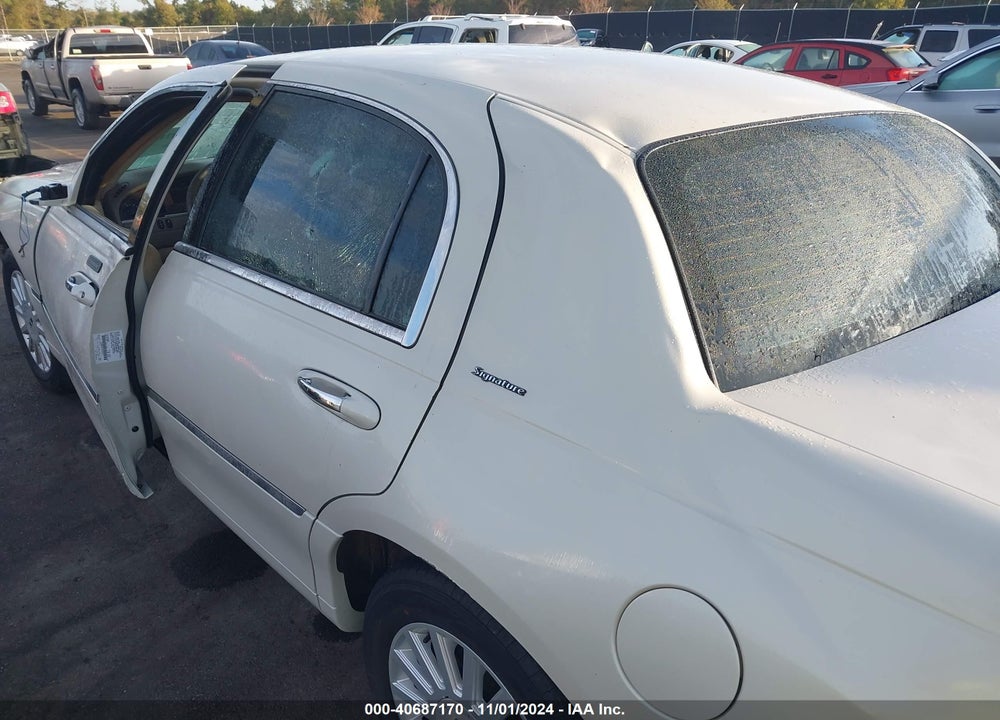 2005 LINCOLN TOWN CAR SIGNATURE VIN: 1LNHM81W35Y647571