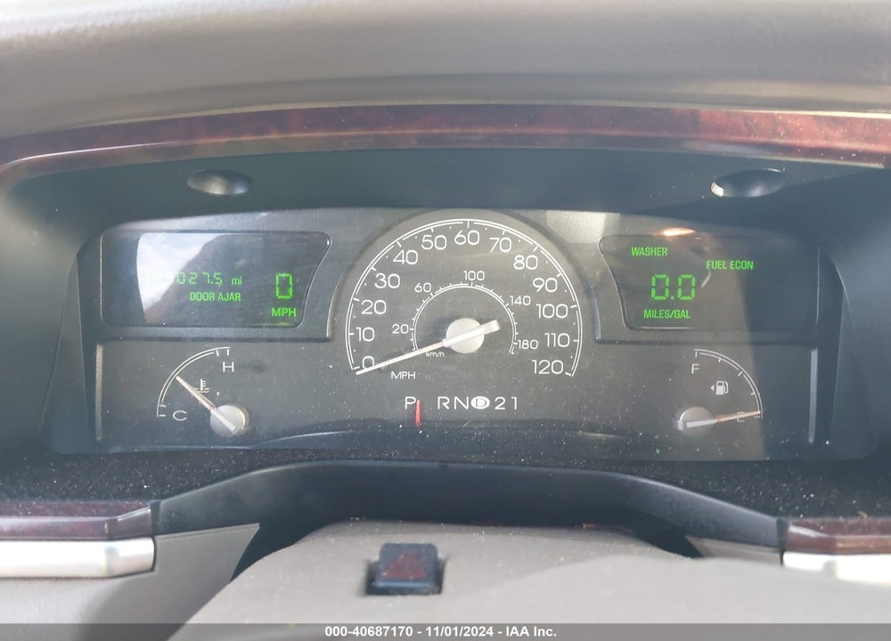 2005 LINCOLN TOWN CAR SIGNATURE VIN: 1LNHM81W35Y647571