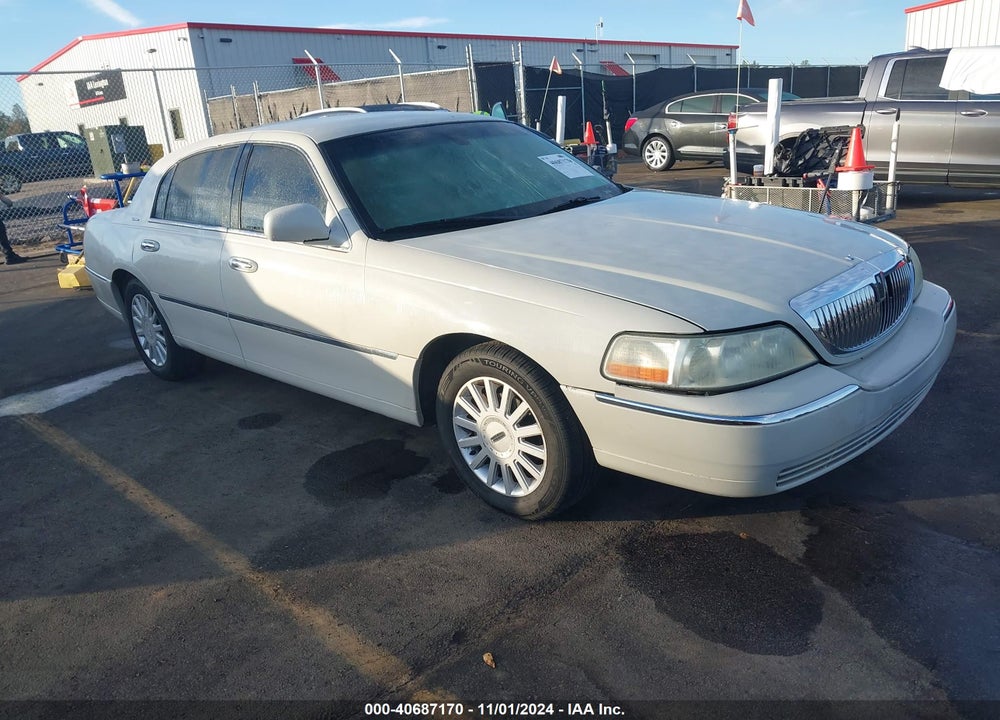 2005 LINCOLN TOWN CAR SIGNATURE VIN: 1LNHM81W35Y647571