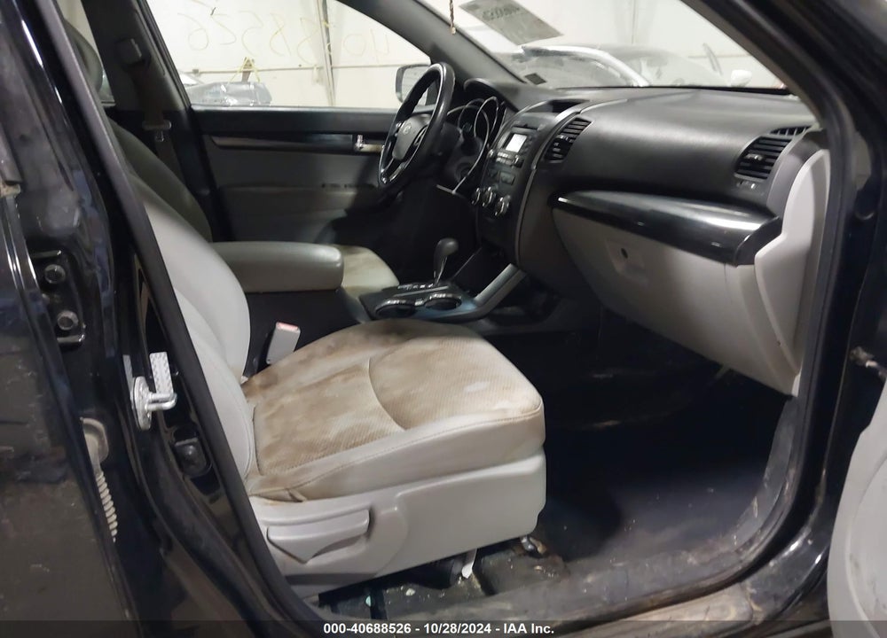 2011 KIA SORENTO LX VIN: 5XYKTCA18BG117508