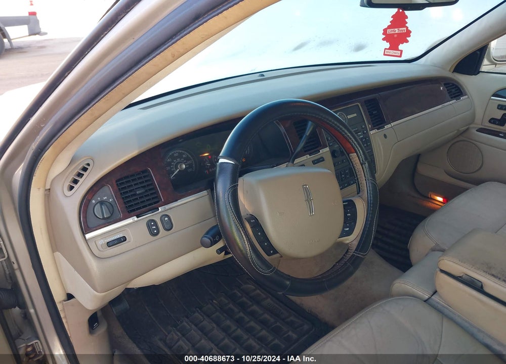 2008 LINCOLN TOWN CAR SIGNATURE LIMITED VIN: 2LNHM82V18X652066