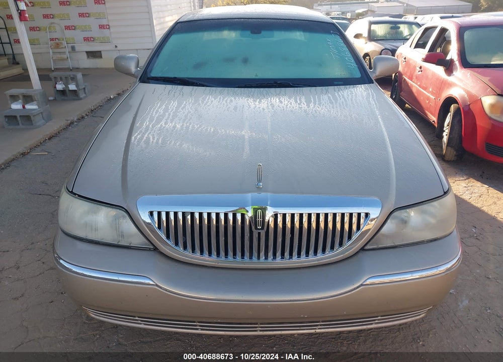 2008 LINCOLN TOWN CAR SIGNATURE LIMITED VIN: 2LNHM82V18X652066