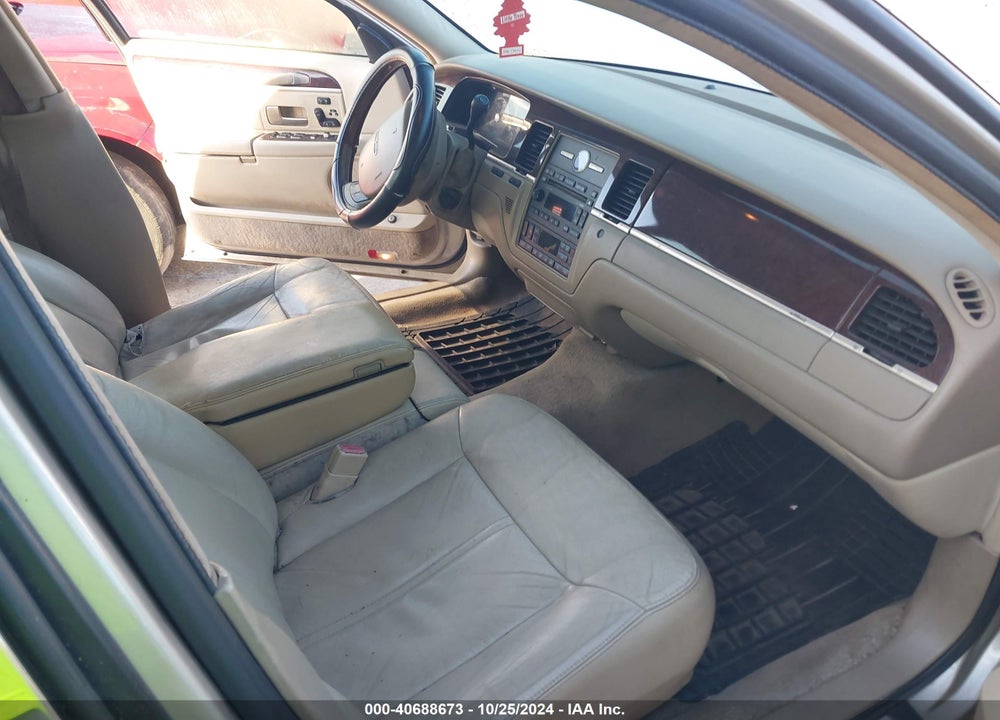 2008 LINCOLN TOWN CAR SIGNATURE LIMITED VIN: 2LNHM82V18X652066