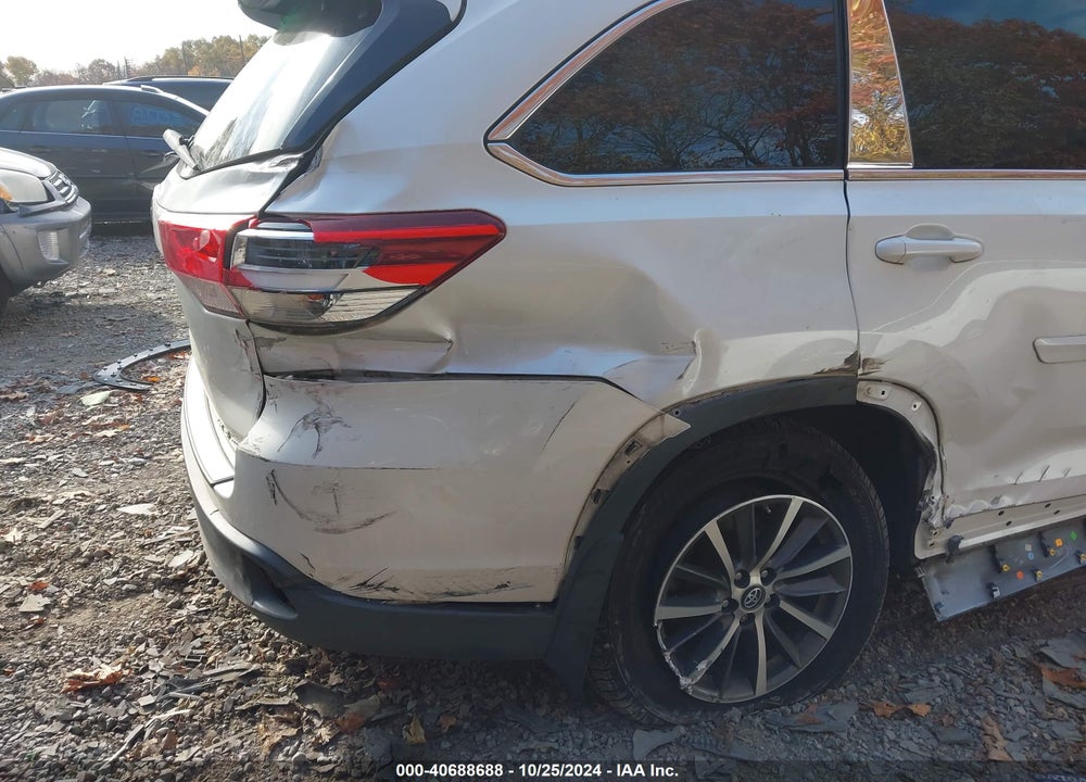 2018 TOYOTA HIGHLANDER XLE VIN: 5TDJZRFHXJS543978