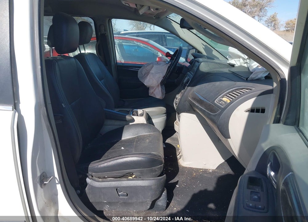 2011 CHRYSLER TOWN & COUNTRY TOURING-L VIN: 2A4RR8DG6BR609714