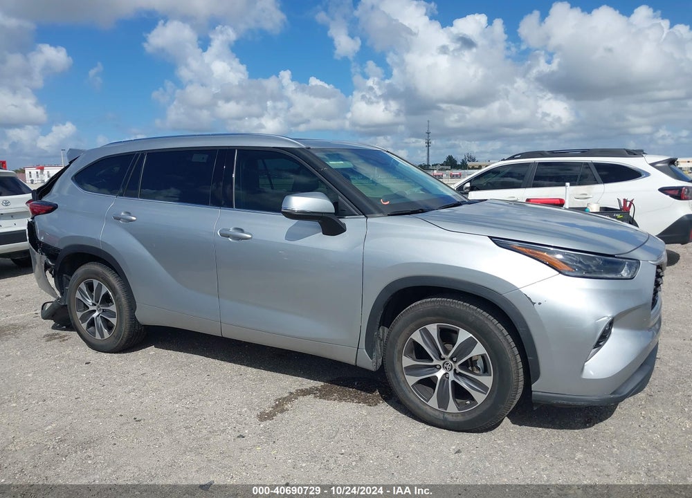 2021 TOYOTA HIGHLANDER XLE VIN: 5TDGZRAH2MS049717