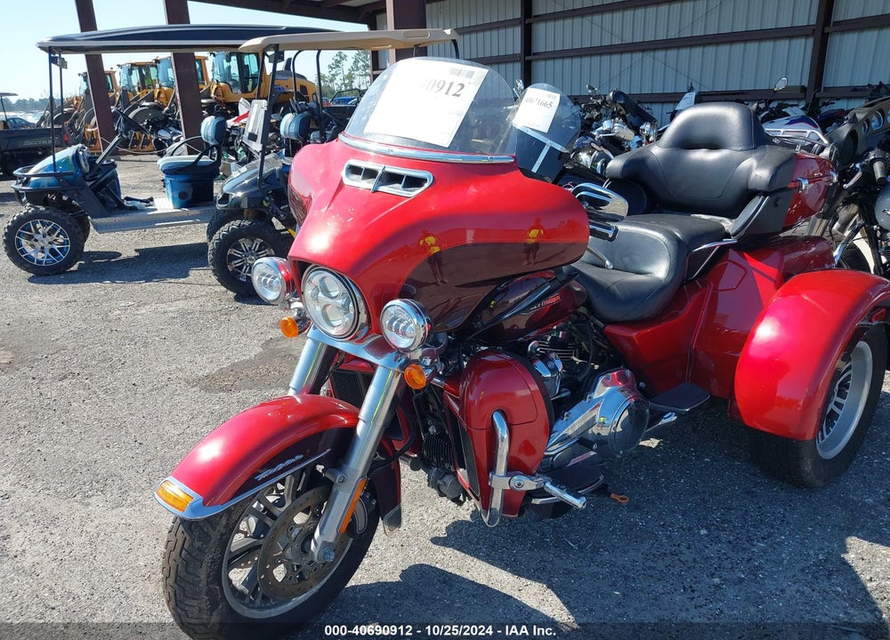 2018 HARLEY-DAVIDSON FLHTCUTG TRI GLIDE ULTRA VIN: 1HD1MAD16JB858918