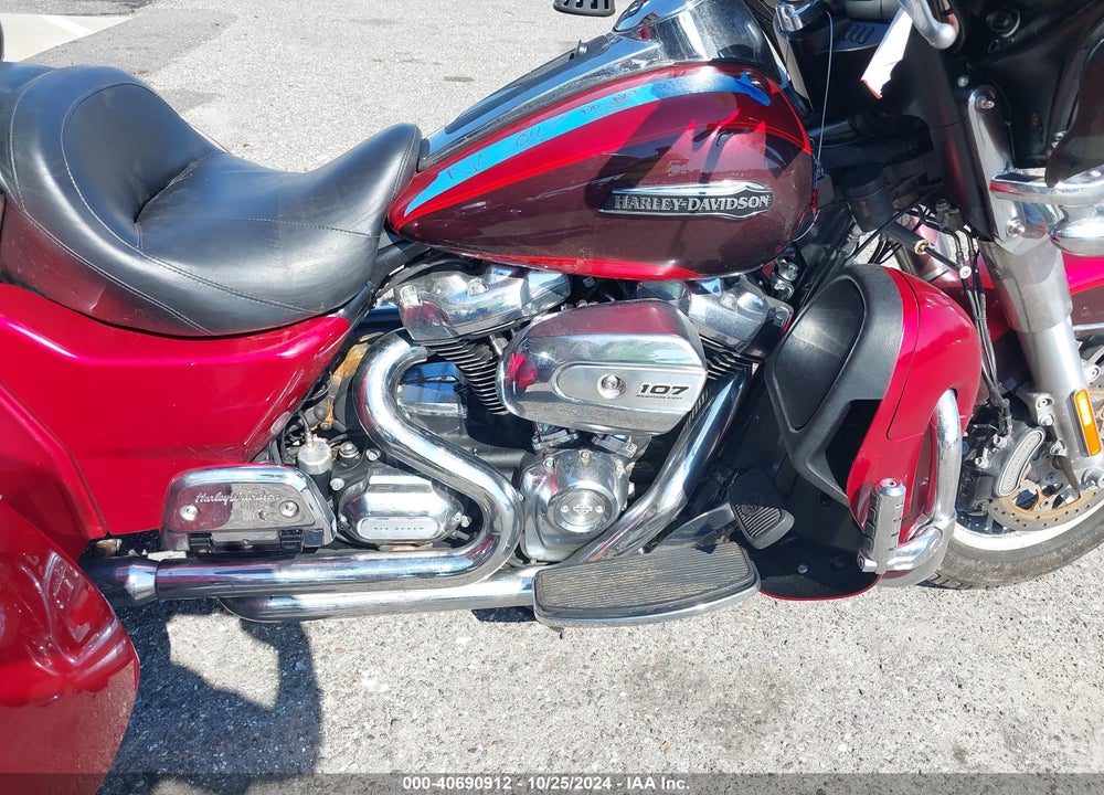2018 HARLEY-DAVIDSON FLHTCUTG TRI GLIDE ULTRA VIN: 1HD1MAD16JB858918