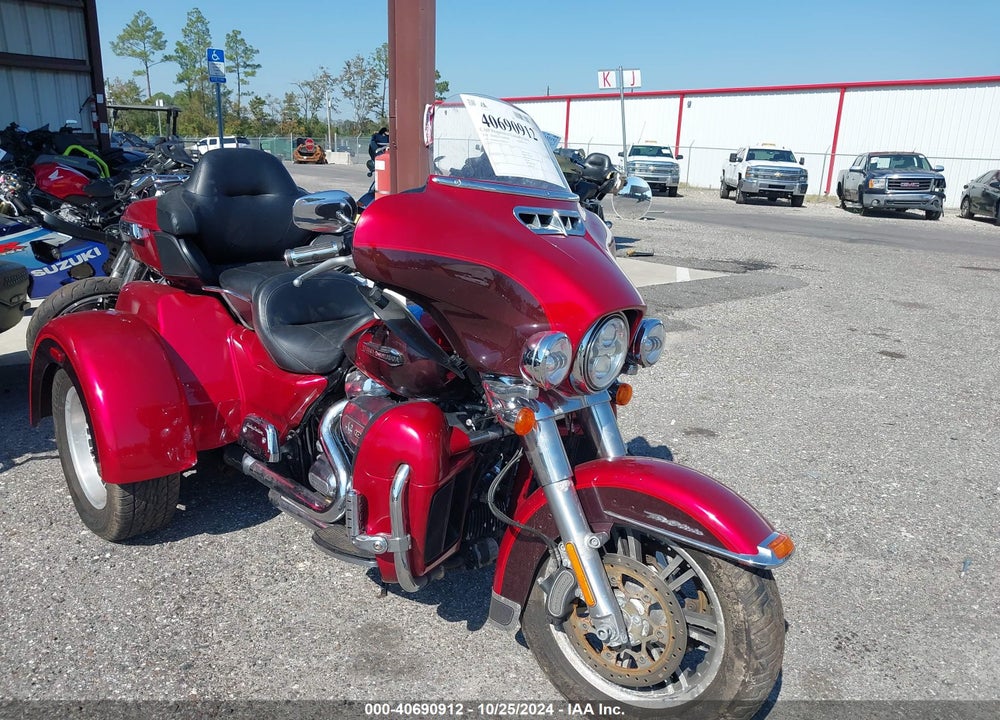 2018 HARLEY-DAVIDSON FLHTCUTG TRI GLIDE ULTRA VIN: 1HD1MAD16JB858918