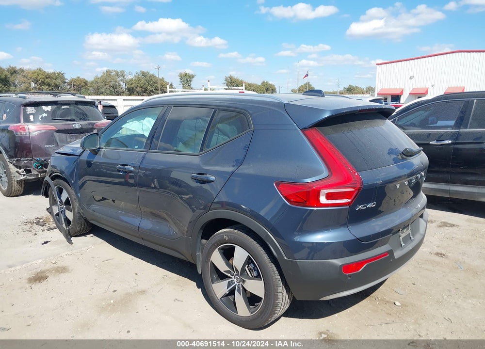 2022 VOLVO XC40 T5 MOMENTUM VIN: YV4162UKXN2697969