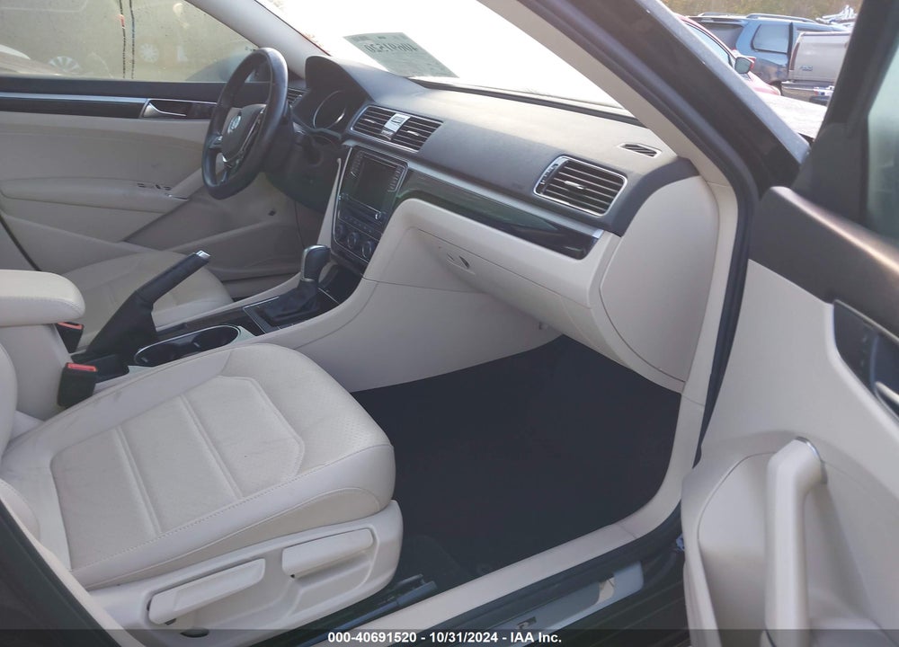 2019 VOLKSWAGEN PASSAT 2.0T SE R-LINE VIN: 1VWMA7A32KC005103