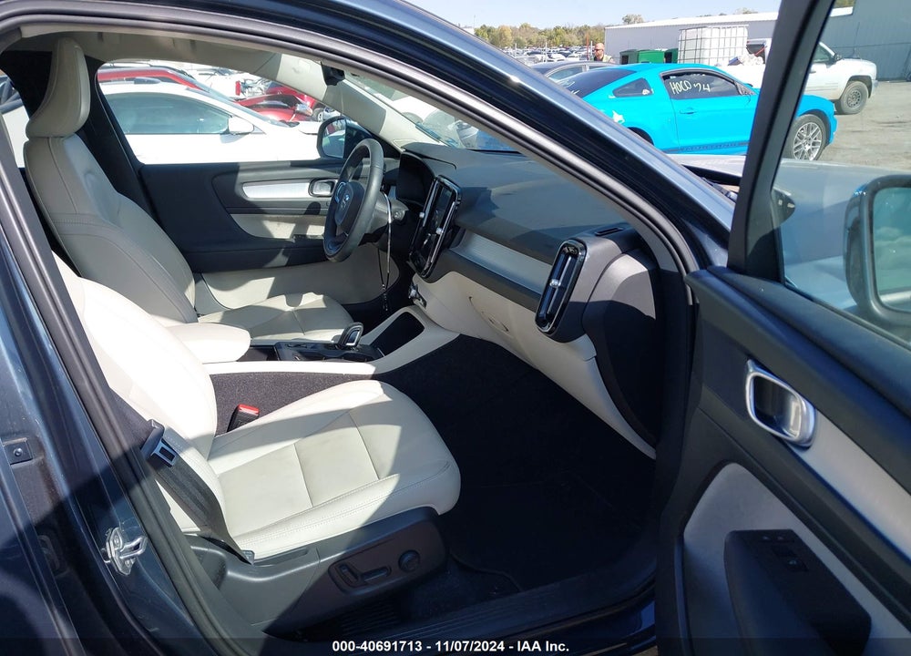 2021 VOLVO XC40 T5 MOMENTUM VIN: YV4162UK0M2396898