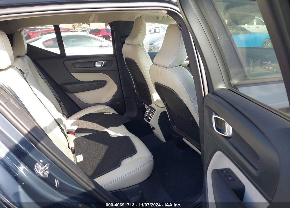 2021 VOLVO XC40 T5 MOMENTUM VIN: YV4162UK0M2396898