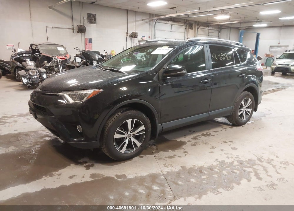 2018 TOYOTA RAV4 ADVENTURE/XLE VIN: 2T3RFREV9JW771424
