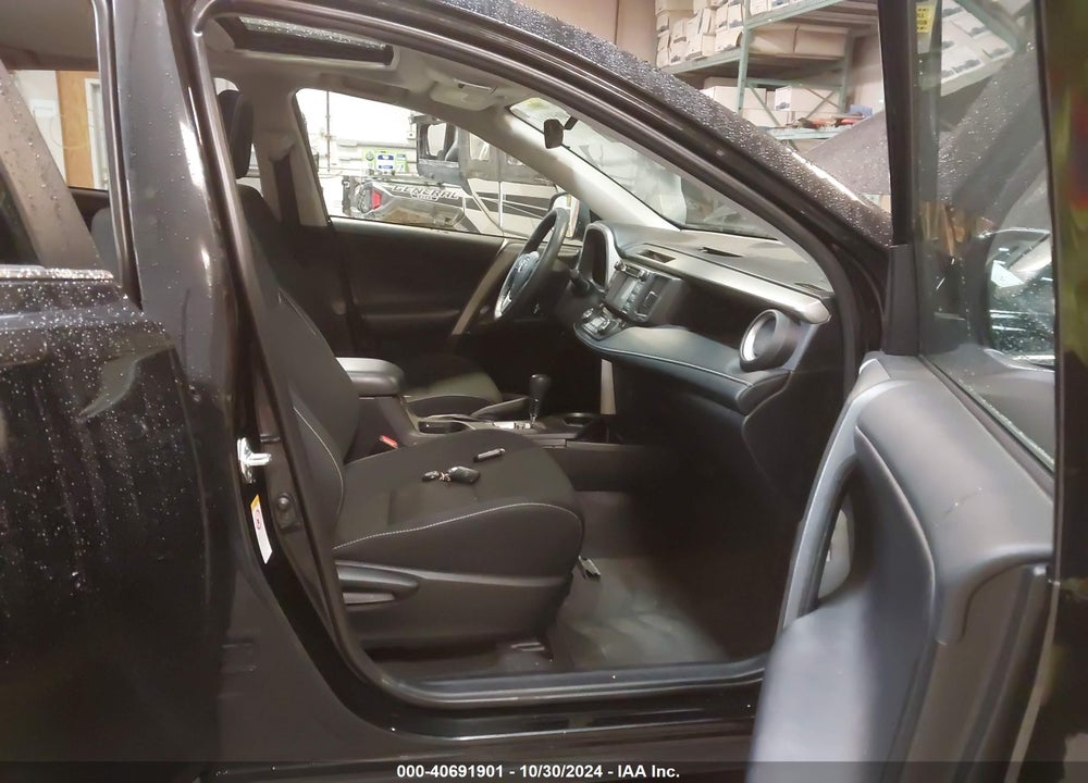 2018 TOYOTA RAV4 ADVENTURE/XLE VIN: 2T3RFREV9JW771424