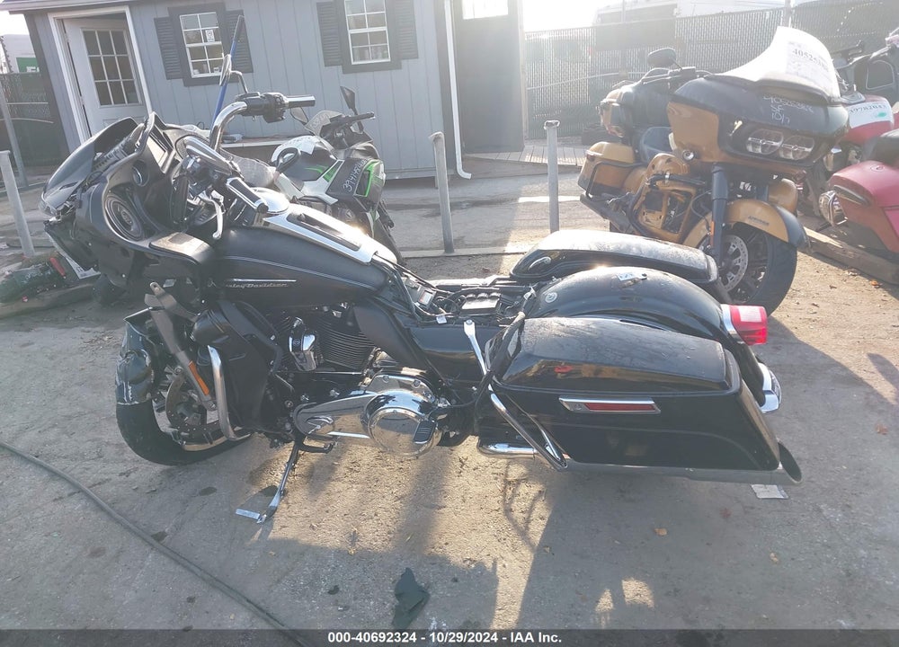 2017 HARLEY-DAVIDSON FLTRU VIN: 1HD1KGD18HB632561
