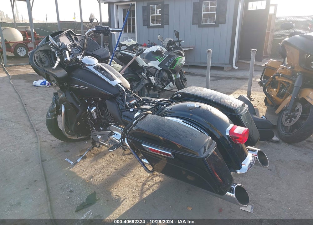 2017 HARLEY-DAVIDSON FLTRU VIN: 1HD1KGD18HB632561