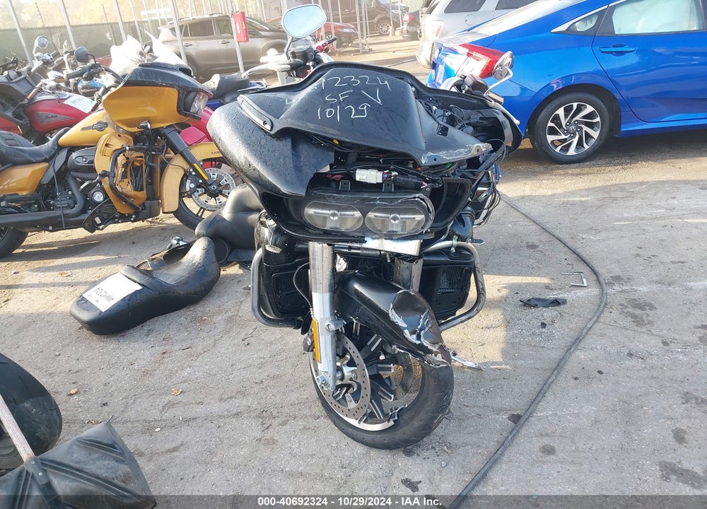 2017 HARLEY-DAVIDSON FLTRU VIN: 1HD1KGD18HB632561