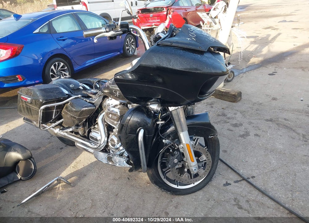 2017 HARLEY-DAVIDSON FLTRU VIN: 1HD1KGD18HB632561