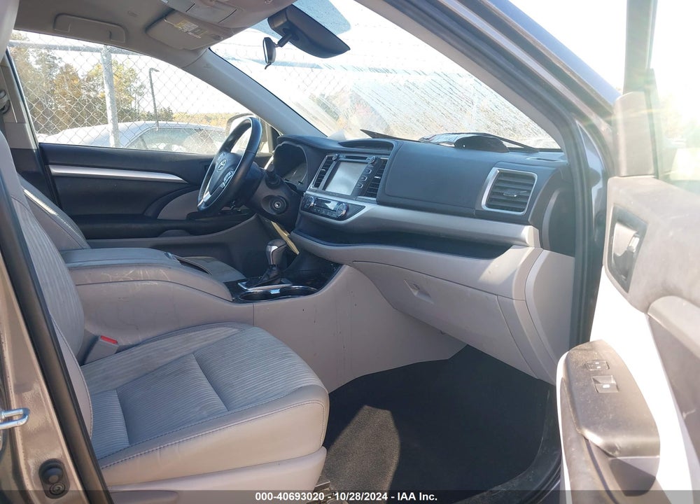2019 TOYOTA HIGHLANDER LE PLUS VIN: 5TDBZRFH0KS730099
