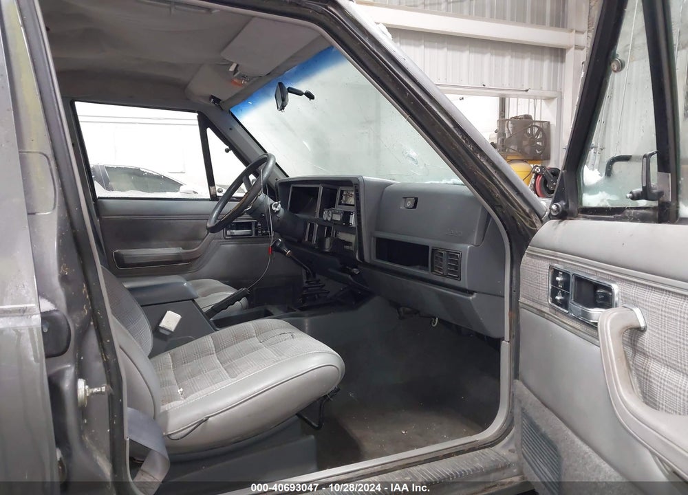 1988 JEEP CHEROKEE LAREDO VIN: 1JCML7842JT061129