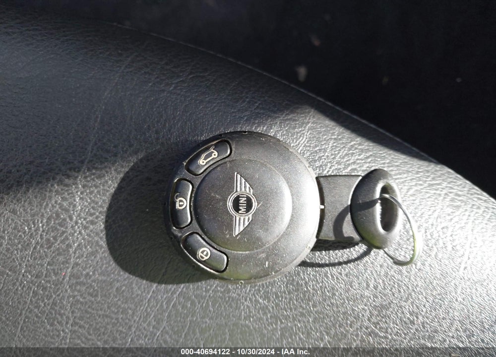2008 MINI COOPER VIN: WMWMF335X8TT67939