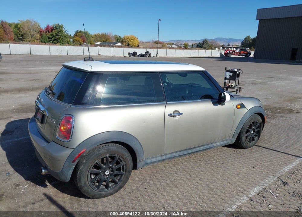 2008 MINI COOPER VIN: WMWMF335X8TT67939
