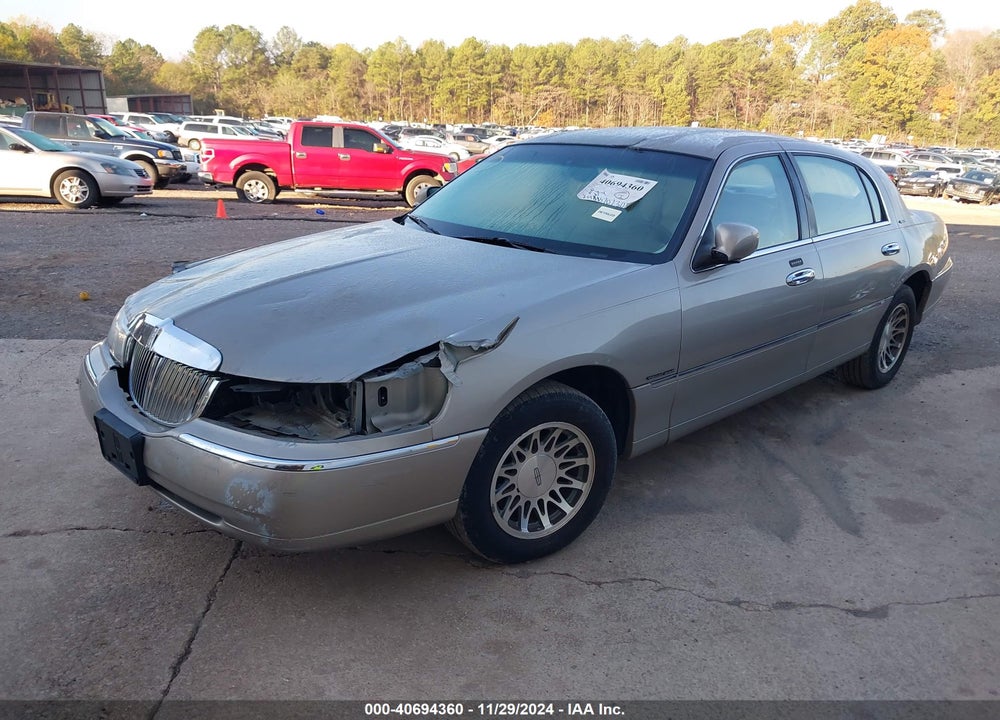 2000 LINCOLN TOWN CAR SIGNATURE VIN: 1LNHM82WXYY861055