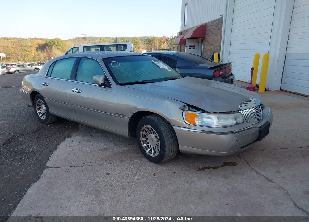 2000 LINCOLN TOWN CAR SIGNATURE VIN: 1LNHM82WXYY861055