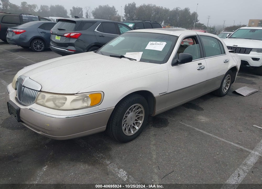 2001 LINCOLN TOWN CAR SIGNATURE VIN: 1LNHM82W21Y637350