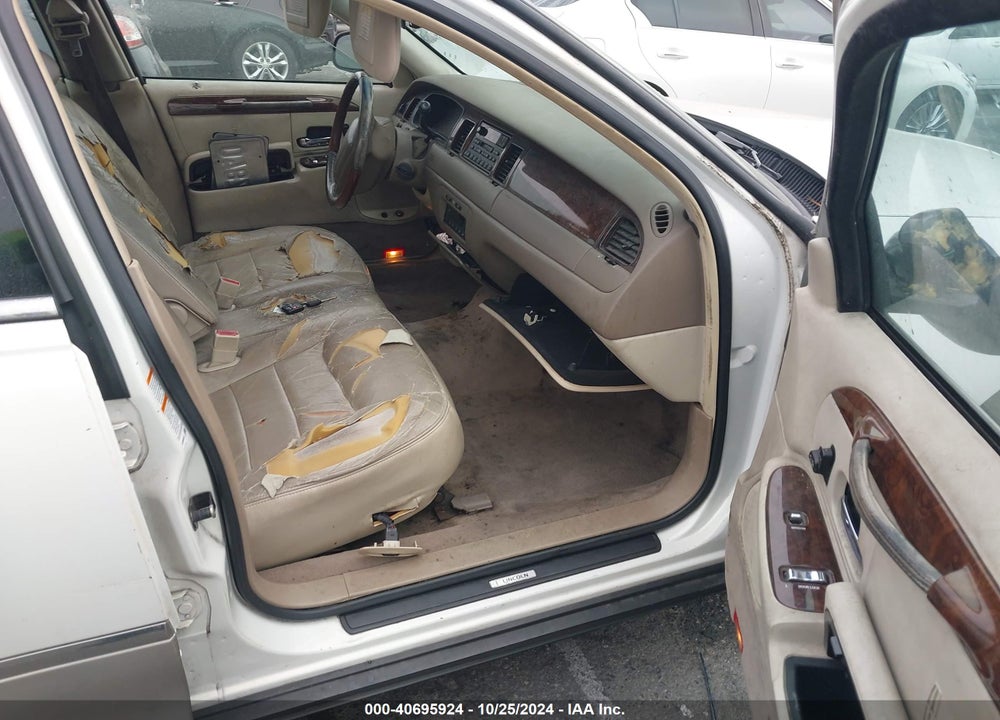 2001 LINCOLN TOWN CAR SIGNATURE VIN: 1LNHM82W21Y637350