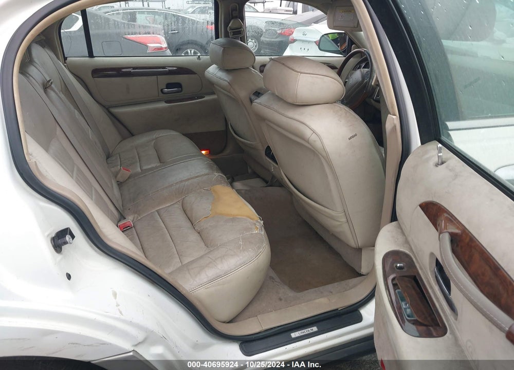 2001 LINCOLN TOWN CAR SIGNATURE VIN: 1LNHM82W21Y637350