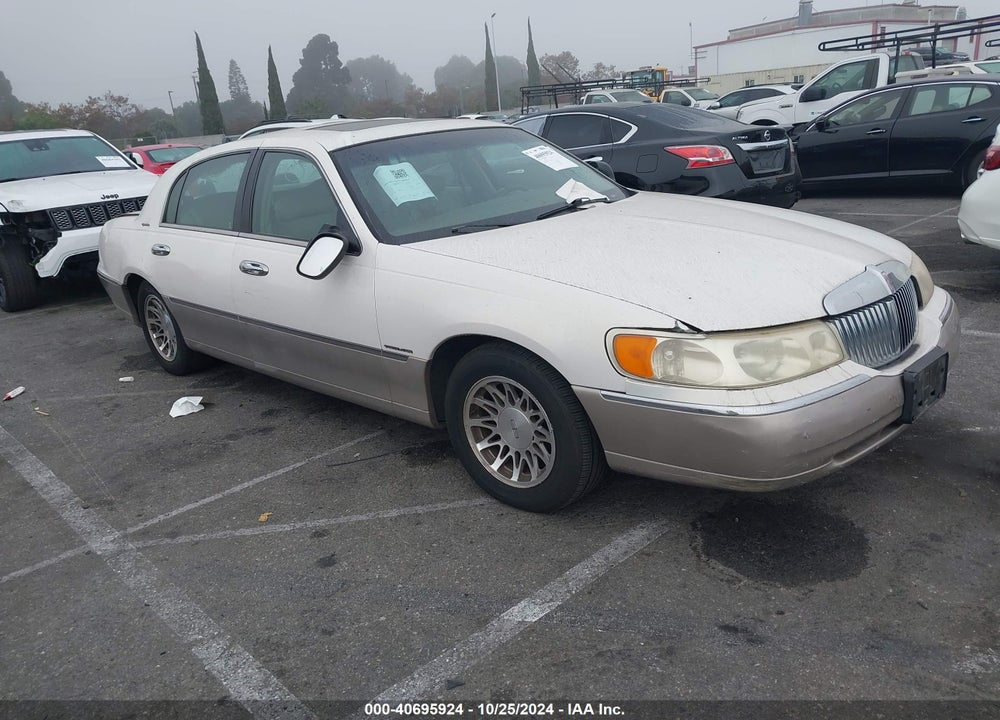 2001 LINCOLN TOWN CAR SIGNATURE VIN: 1LNHM82W21Y637350