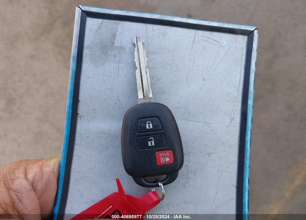 2018 TOYOTA RAV4 XLE VIN: 2T3WFREV6JW487672