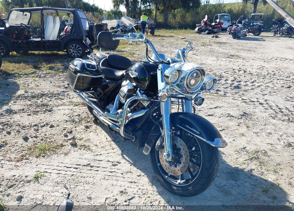 2017 HARLEY-DAVIDSON FLHR ROAD KING VIN: 1HD1FBC19HB675511