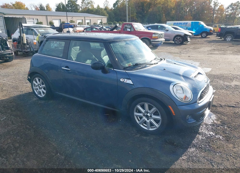 2011 MINI COOPER S VIN: WMWSV3C53BTY13186
