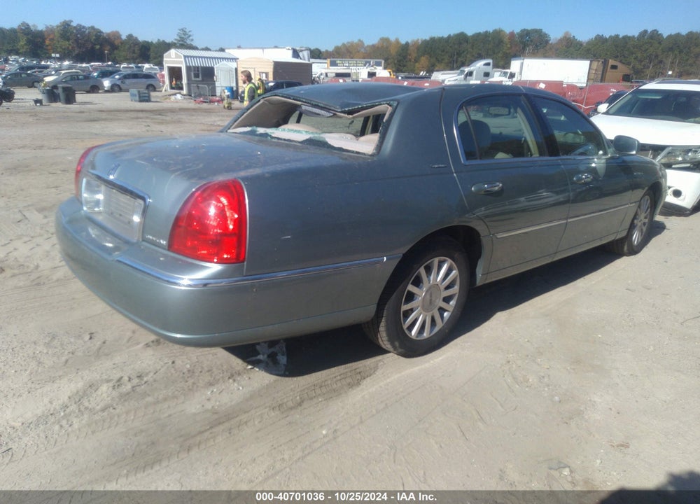 2006 LINCOLN TOWN CAR SIGNATURE VIN: 1LNHM81V06Y636276