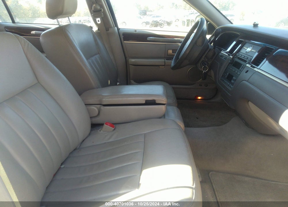 2006 LINCOLN TOWN CAR SIGNATURE VIN: 1LNHM81V06Y636276