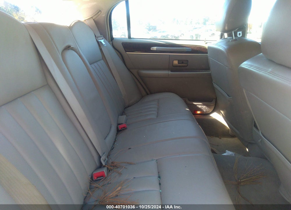 2006 LINCOLN TOWN CAR SIGNATURE VIN: 1LNHM81V06Y636276