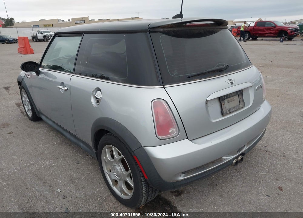 2005 MINI COOPER S VIN: WMWRE33465TD90505