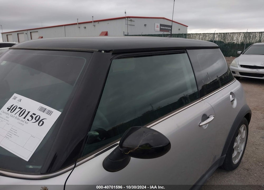 2005 MINI COOPER S VIN: WMWRE33465TD90505