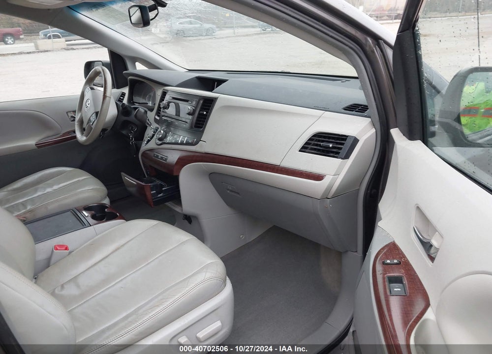 2014 TOYOTA SIENNA XLE V6 8 PASSENGER VIN: 5TDYK3DC5ES524266