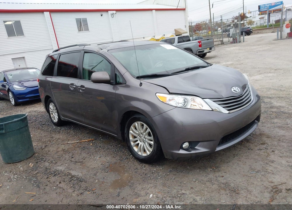 2014 TOYOTA SIENNA XLE V6 8 PASSENGER VIN: 5TDYK3DC5ES524266