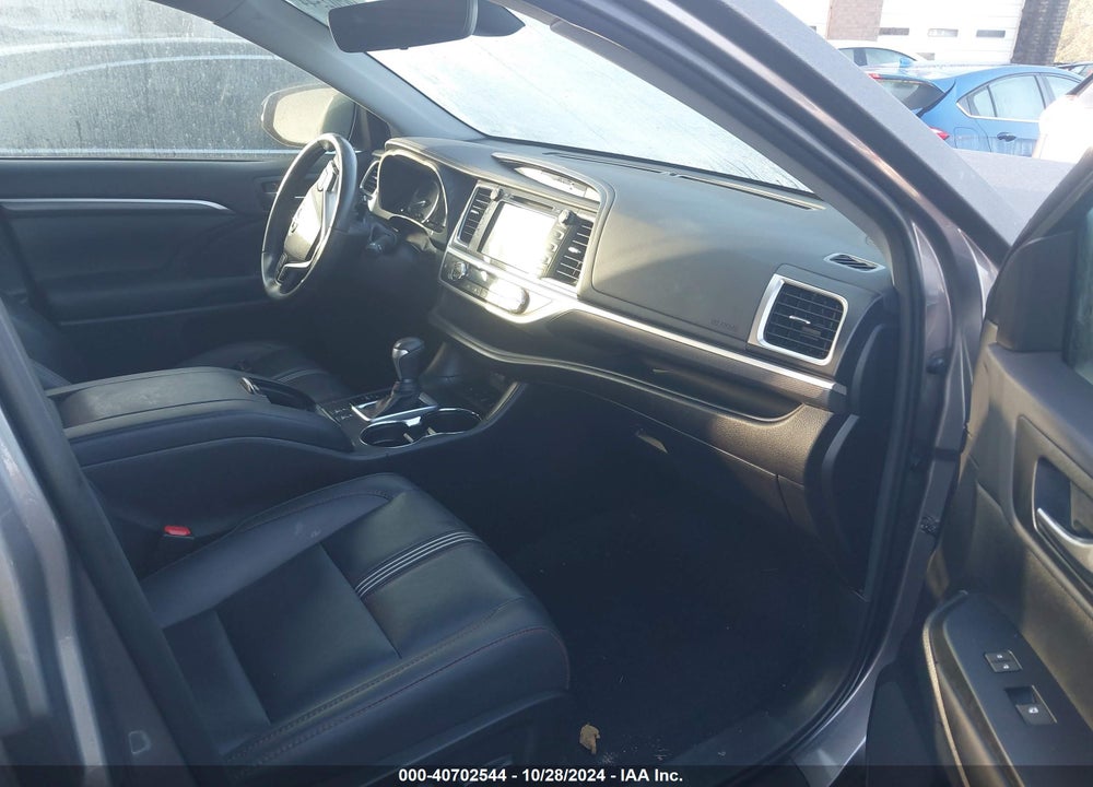 2019 TOYOTA HIGHLANDER SE VIN: 5TDJZRFH9KS622916