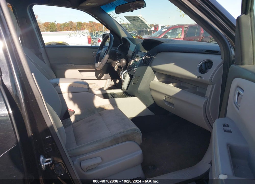 2011 HONDA PILOT EX VIN: 5FNYF4H47BB044131
