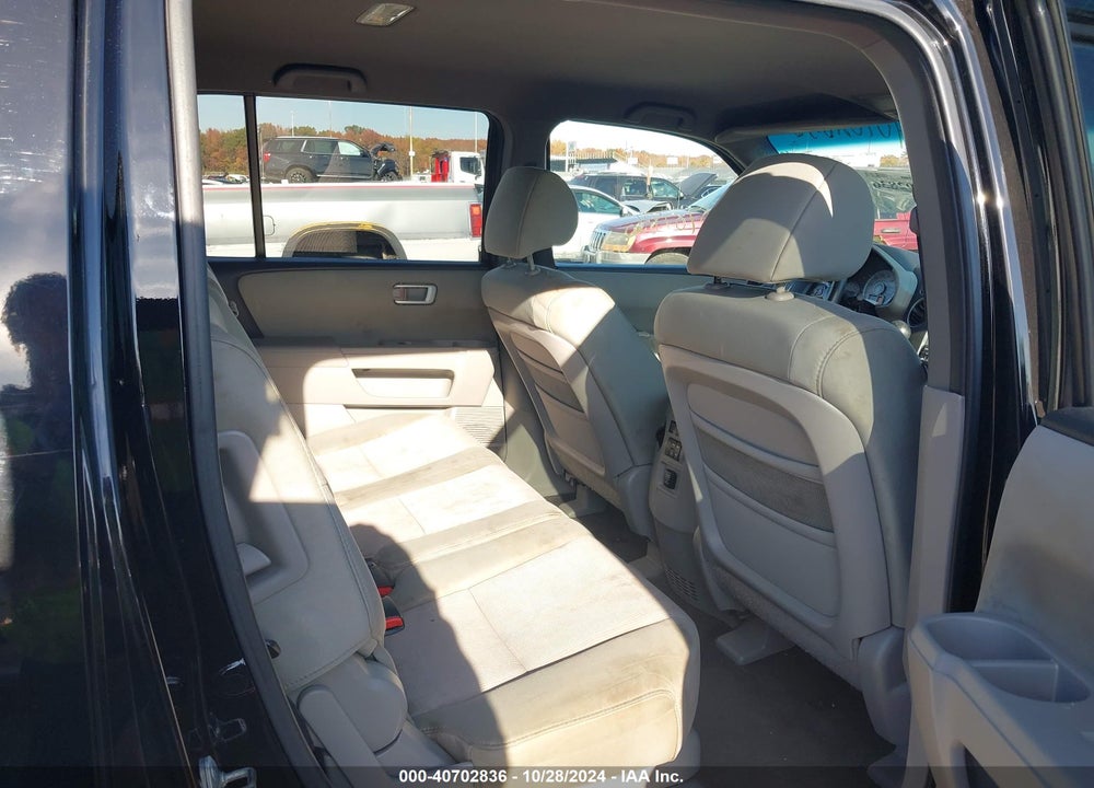 2011 HONDA PILOT EX VIN: 5FNYF4H47BB044131