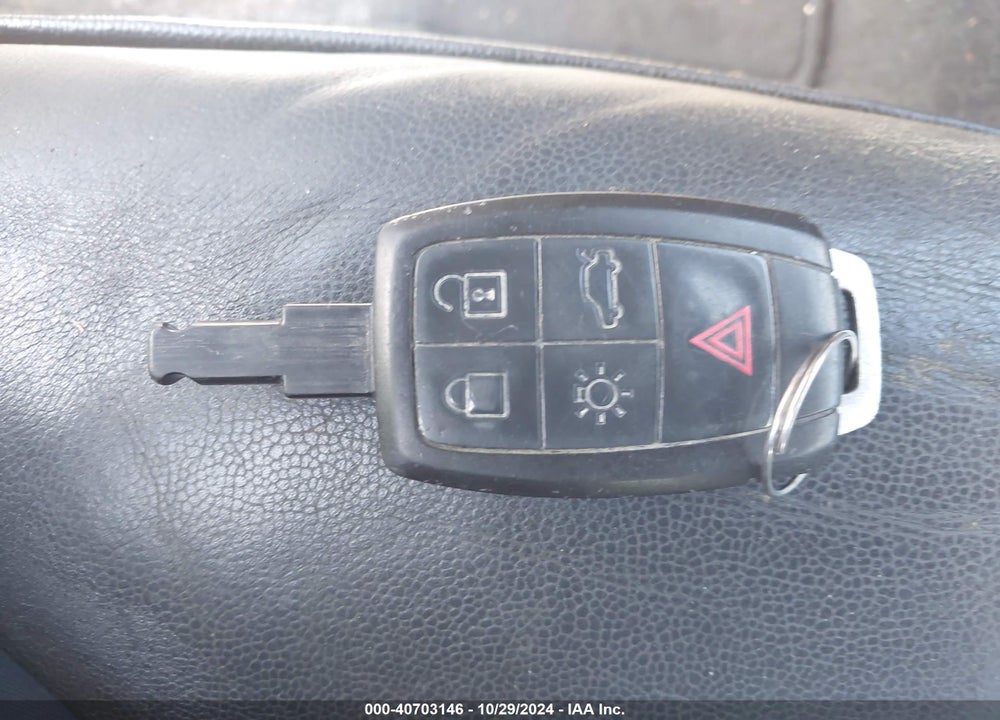 2010 VOLVO C70 T5 VIN: YV1672MC5AJ092668