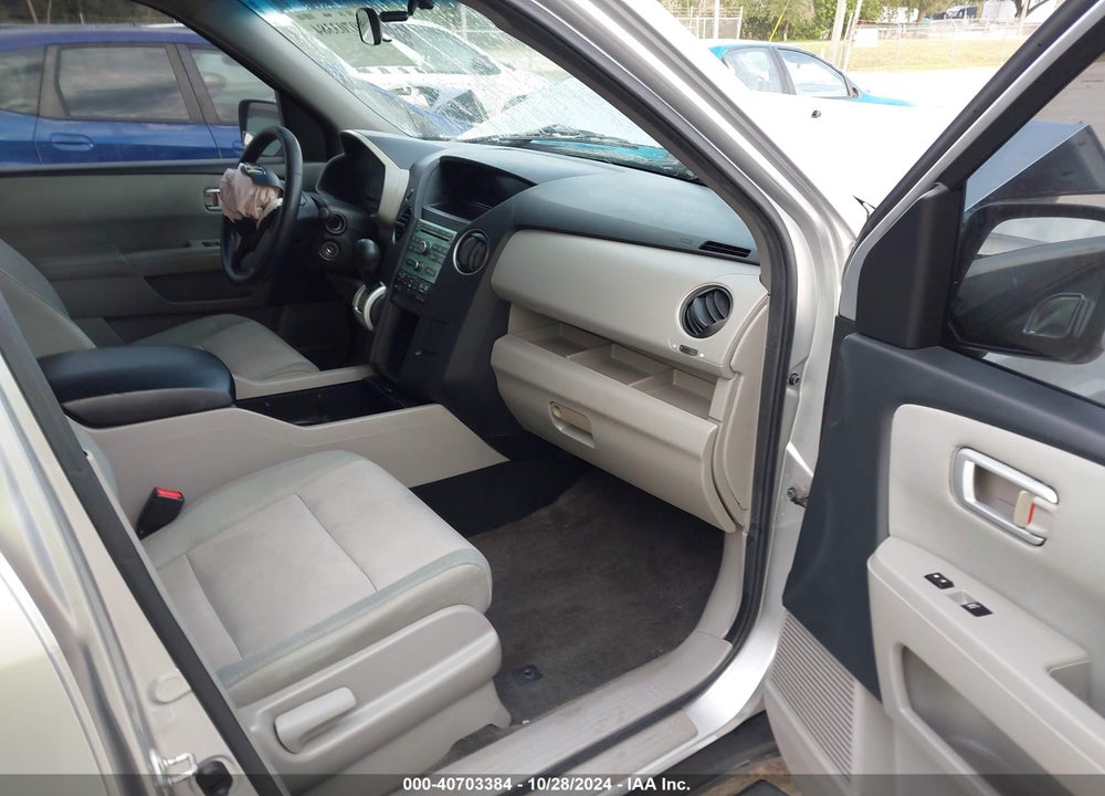 2011 HONDA PILOT EX VIN: 5FNYF3H40BB056020
